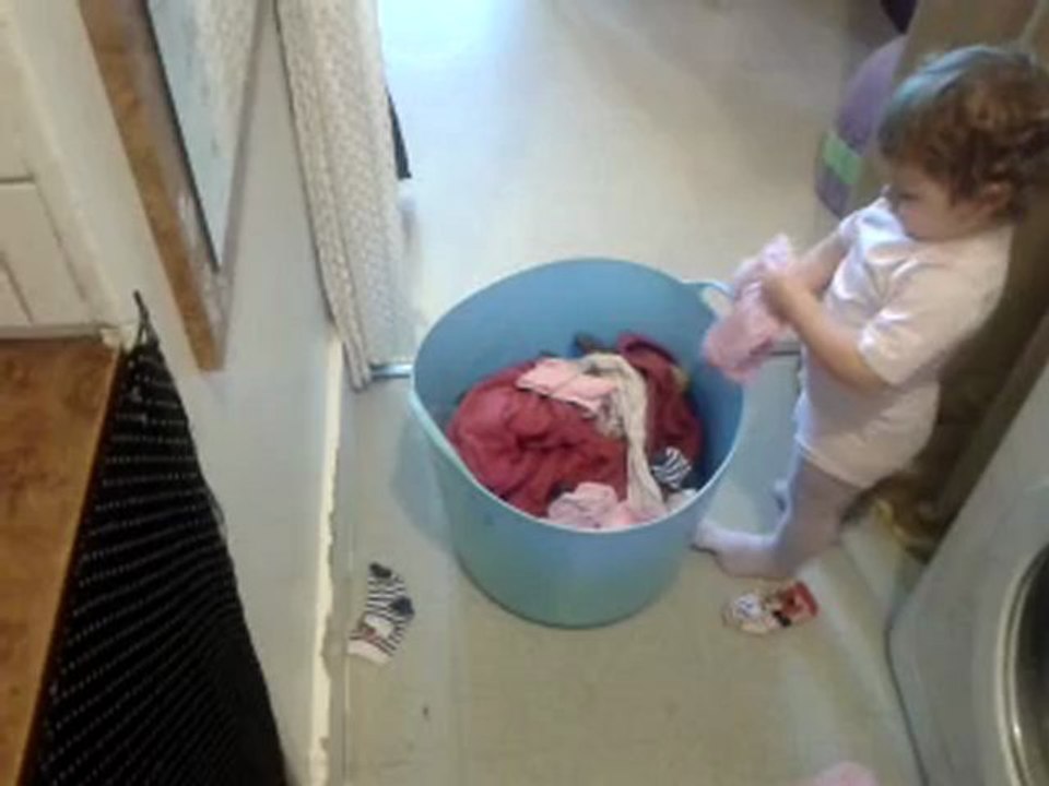 éléna qui m'aide pour le linge !!