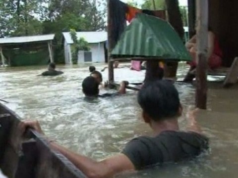 Families flee Cambodia flooding