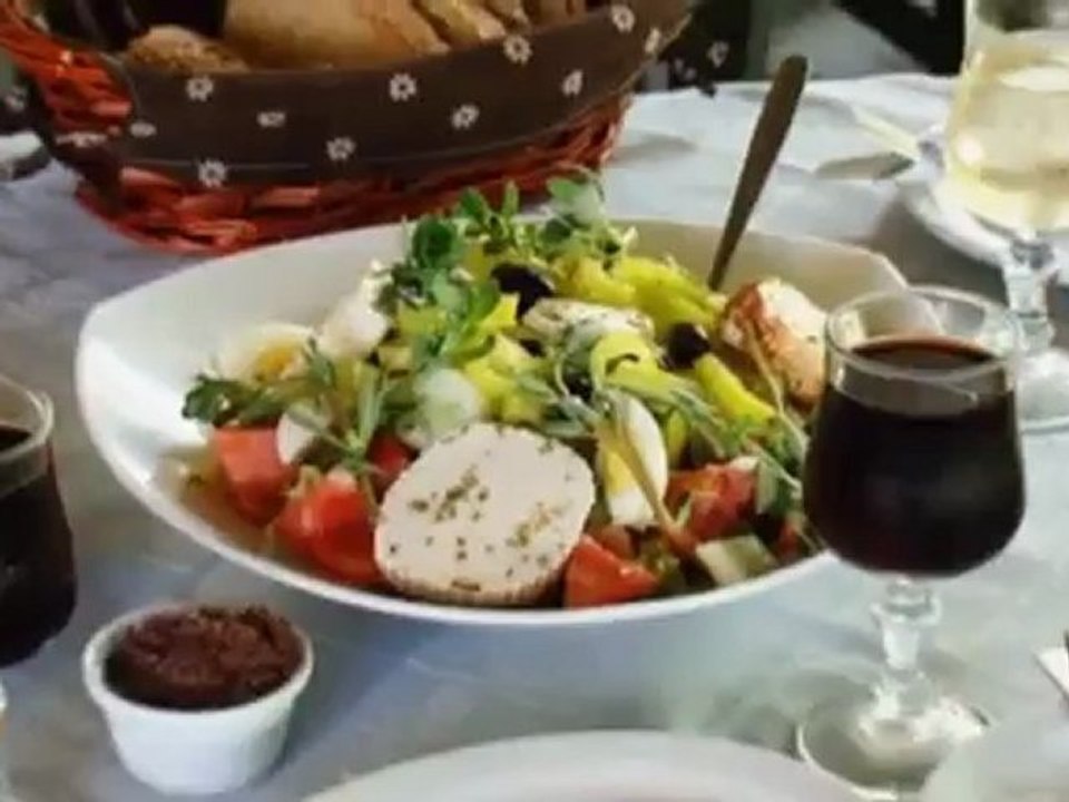 Ensalada con queso en vino tinto, un plato tradicional griego | Euromaxx