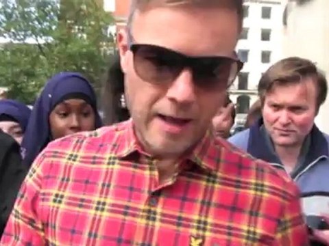 Celebrity Bytes: Robbie Williams Welcome Baby Girl Teddy into the Family