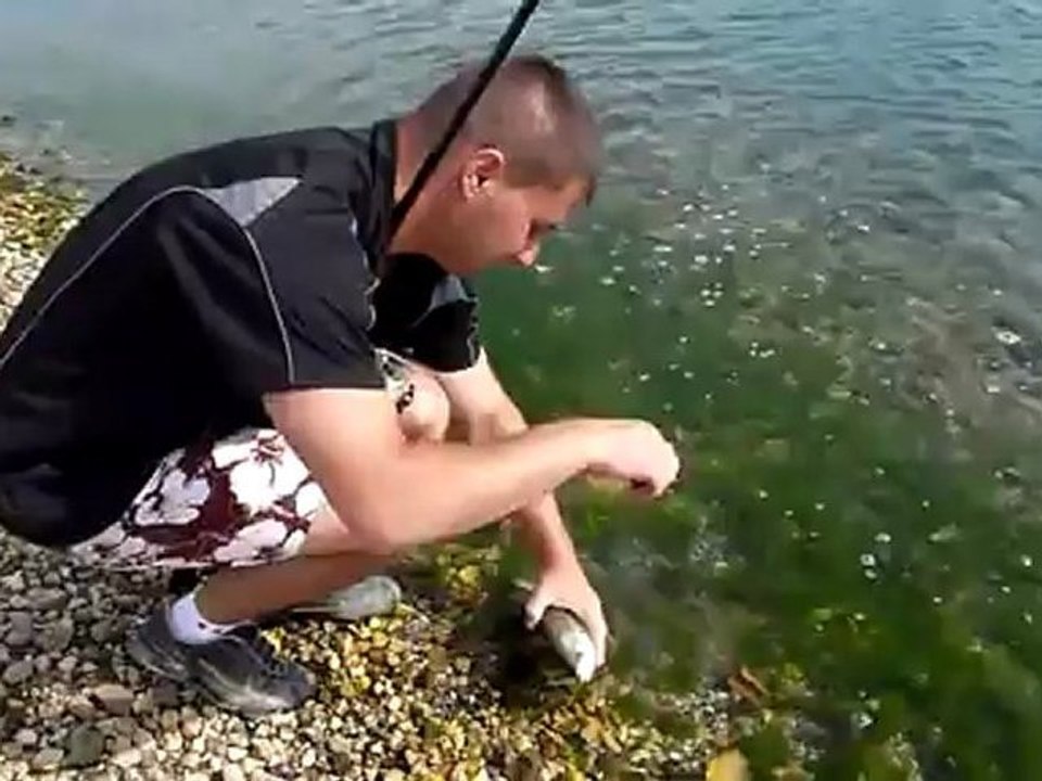 Makaralı sopanı al ve suyun kıyısına git