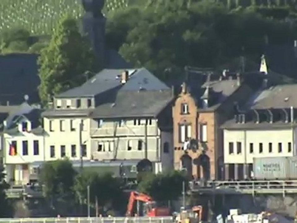 Züge und Schiffe bei Kaub am Rhein, Crossrail BR185, MRCE Dispolok Class 66