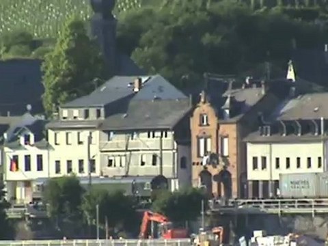 Züge und Schiffe bei Kaub am Rhein, Crossrail BR185, MRCE Dispolok Class 66