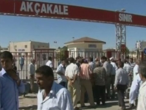 Syrian rebels seize Turkish border crossing