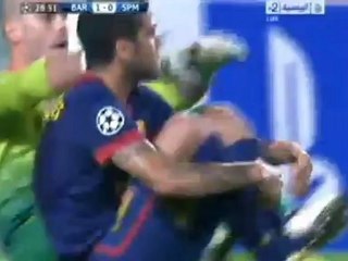 Gol en propia puerta de Alves (1-1)