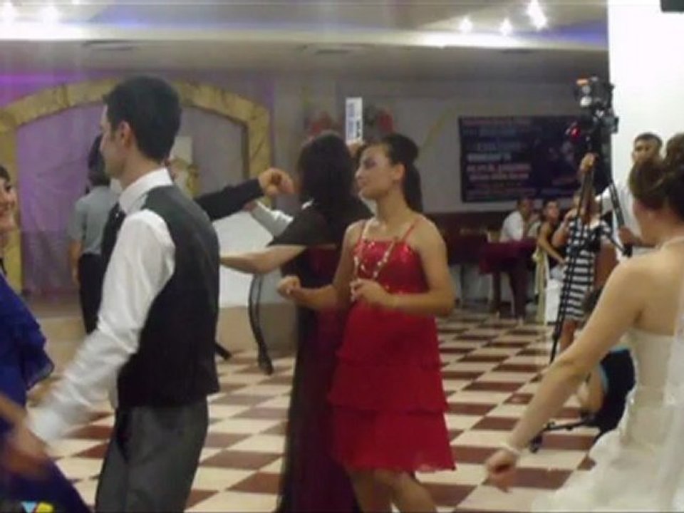 Sema&Burhan çiftine/ Al ömrümü koy ömrünün üstüne/ Senden gelsin ölüm başım üstüne