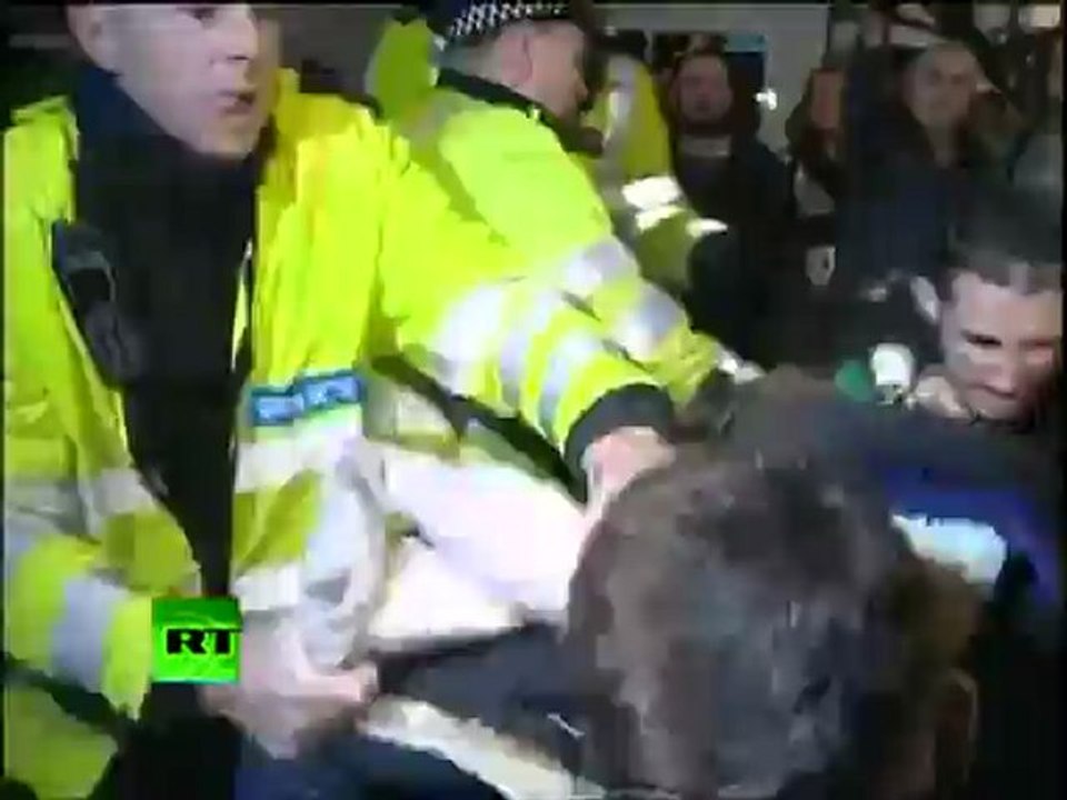 Occupy London clashes: Fighting erupts at UK protest