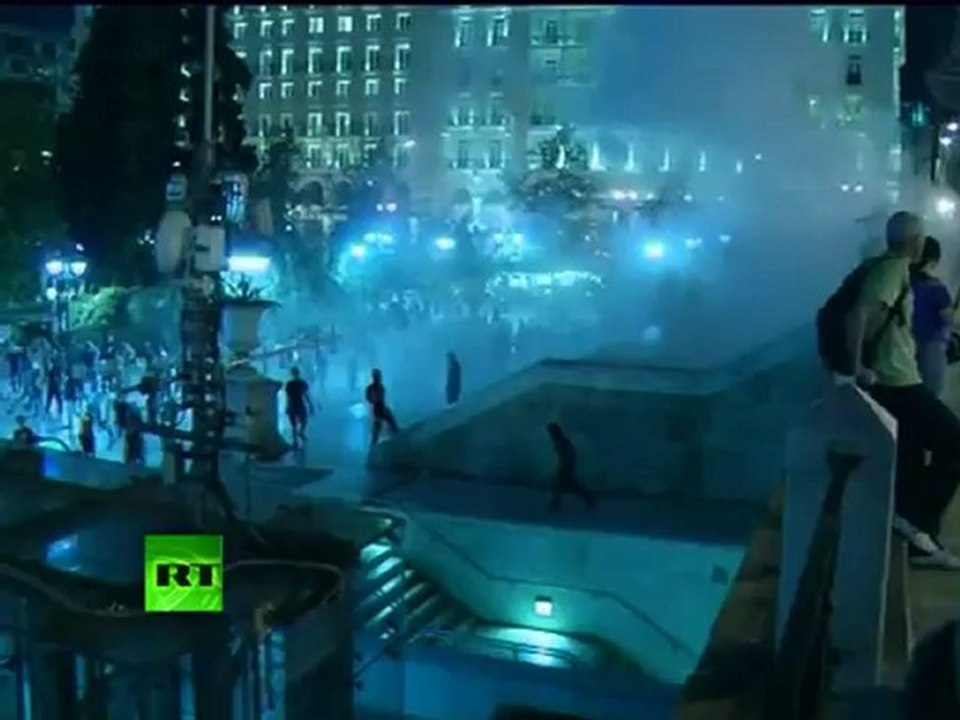 Night video: Flares & flash bombs fly in fresh Greece clashes