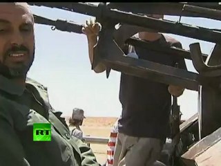 Скачать видео: Dramatic video shows Libya rebels fighting 'Gaddafi loyalists'