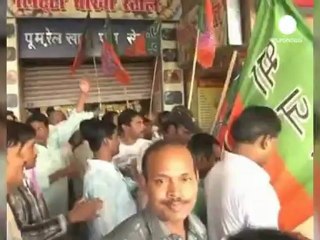 Indiani in piazza contro l'arrivo della grande...