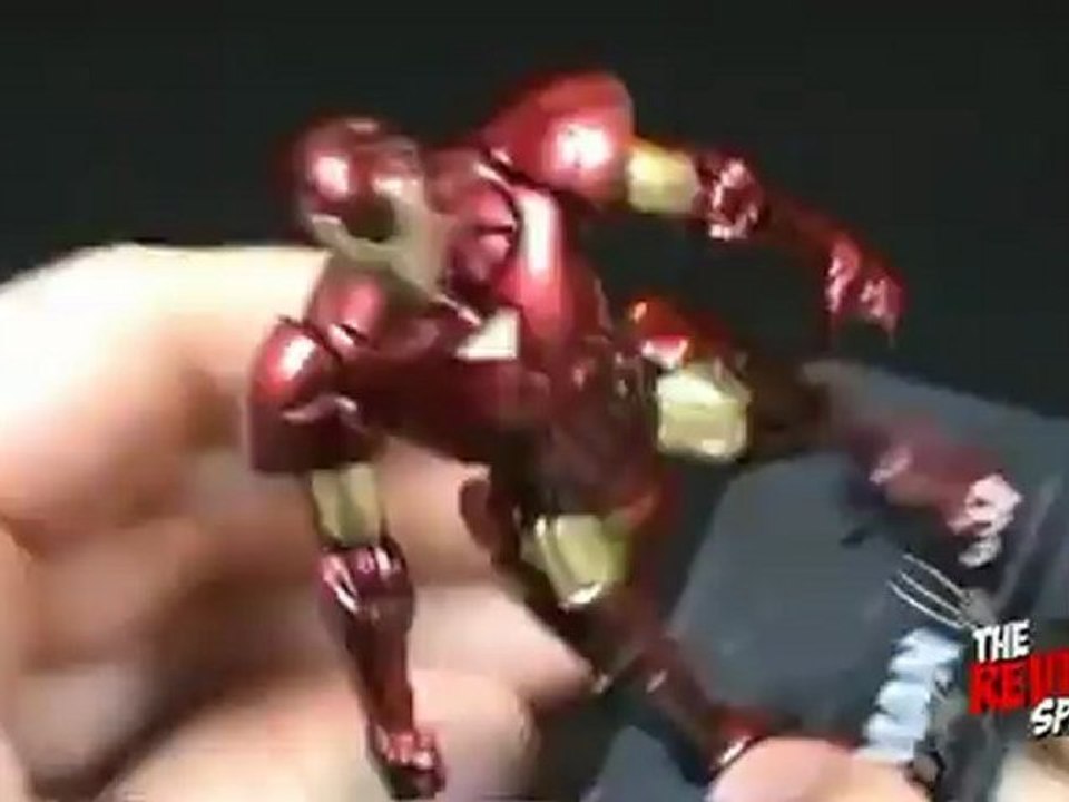 Toy Spot - Hasbro Marvel Universe Extremis Armor Iron Man