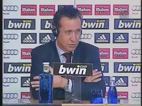 Jorge Valdano presenta oficialmente a Mesut Özil en el Real Madrid