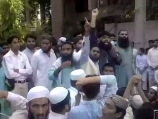 Hafiz Hisham Elahi Zaheer is Addressing the Hurmat e Rasool (Sal Allahu Elaihii Wasalam) Rally at Lawrence Road Lahore