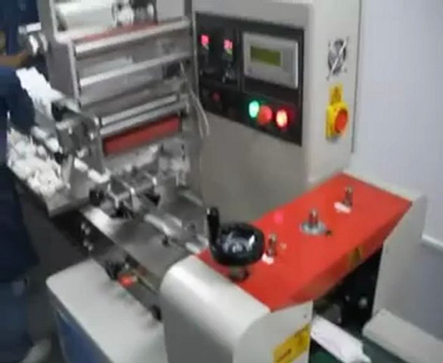 【tissue with cutlery packing machine 】manufacturer