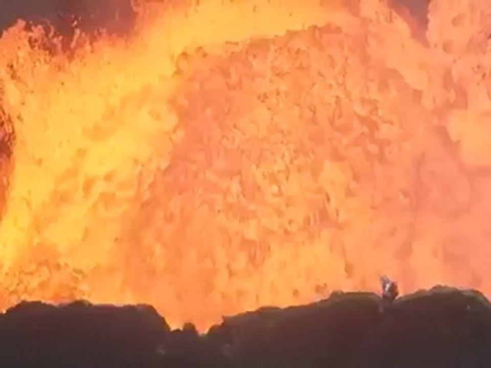 En Video: "Aventureros" grabaron un volcán en erupción a 30 metros de distancia