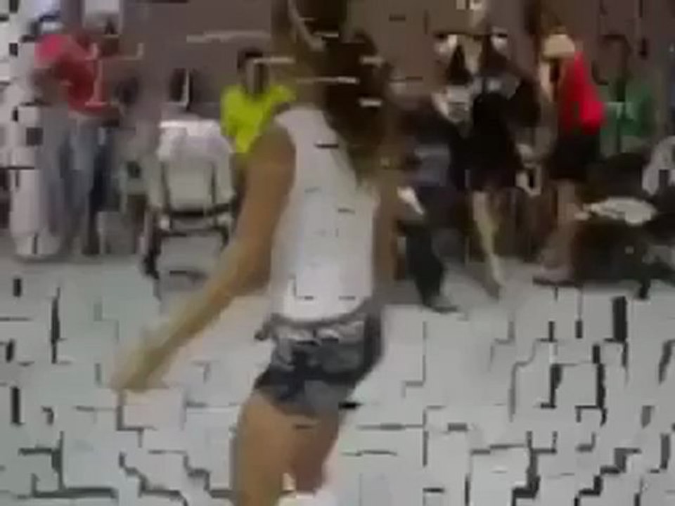 Güzel Kızdan Apaçi Dansı