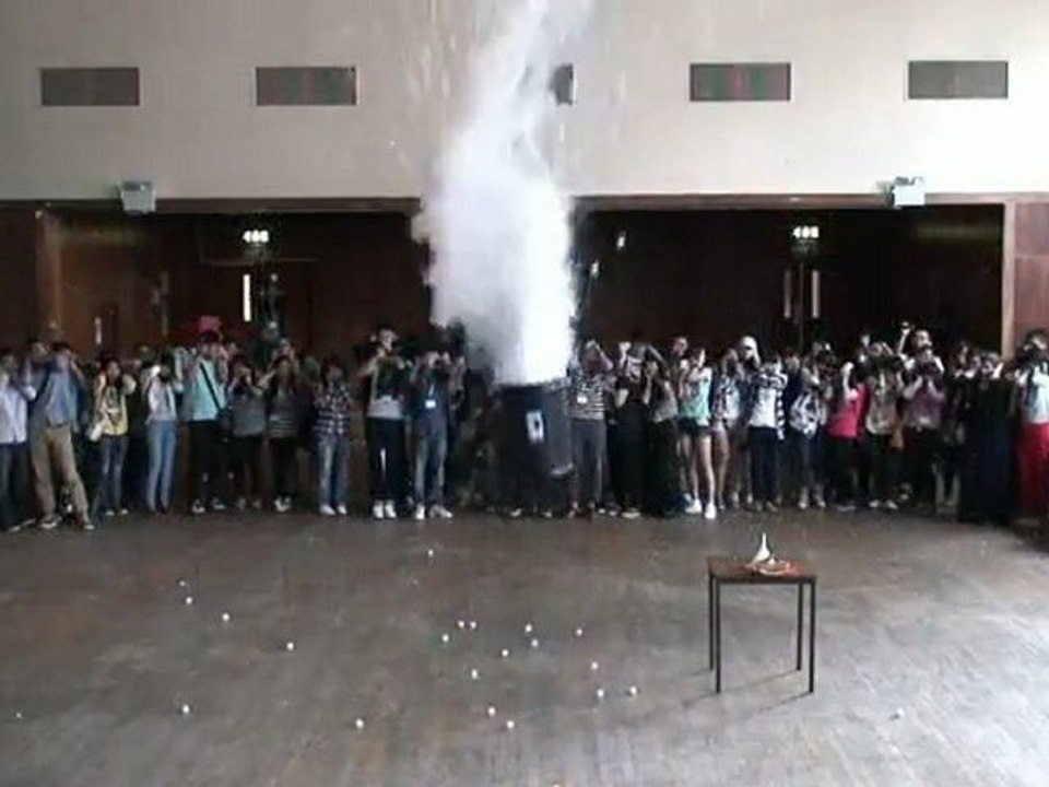 Explosion Azote liquide + 1500 balles de ping-pong