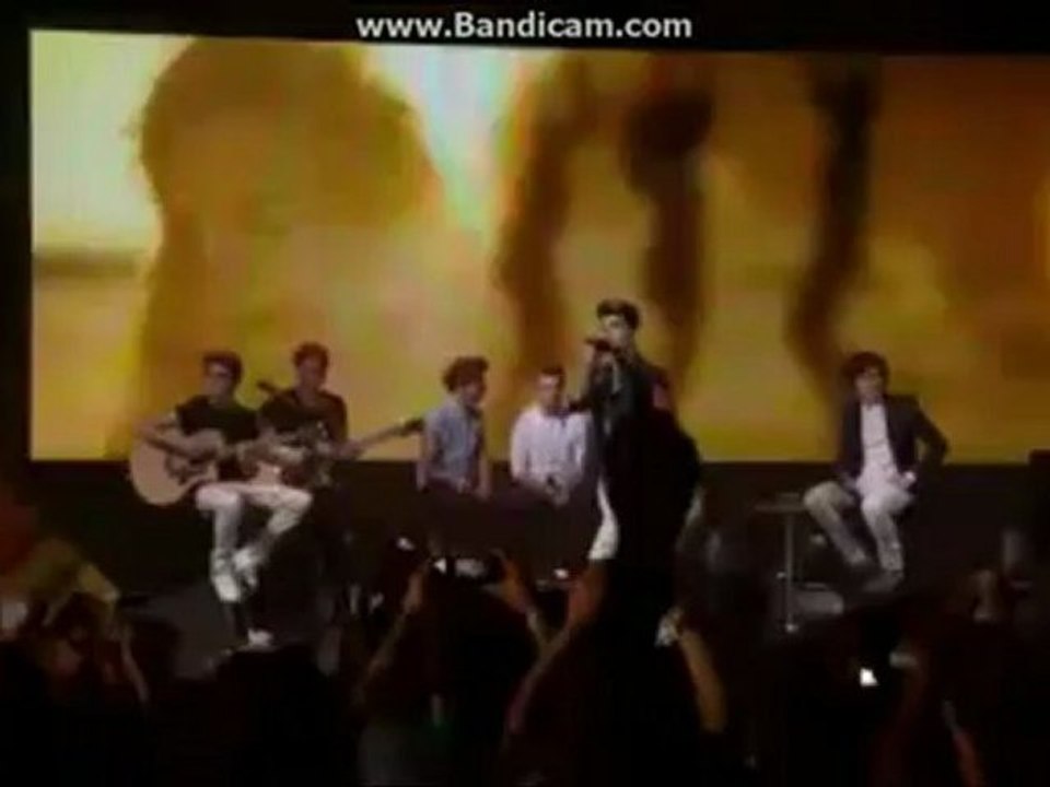 Zayn singing - I gotta feeling at the Itunes Festival