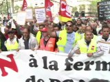 Trabalhadores da Peugeot protestam em Paris