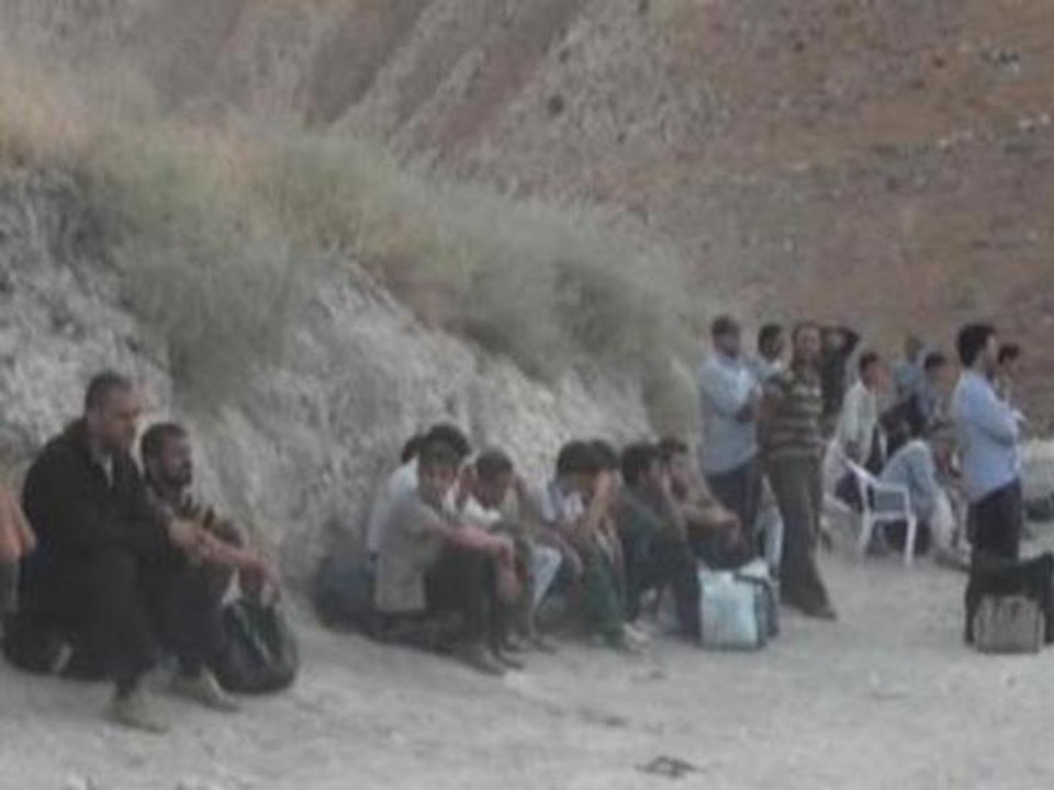 Syrian refugees cross into Jordan