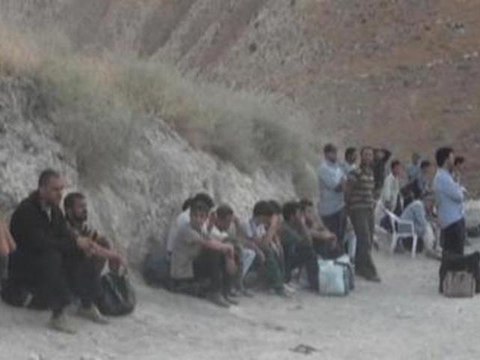 Syrian refugees cross into Jordan