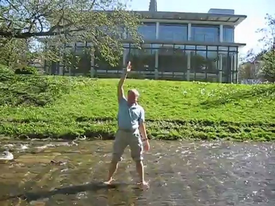 Trikonasana, das yoga-dreieck, im fluss