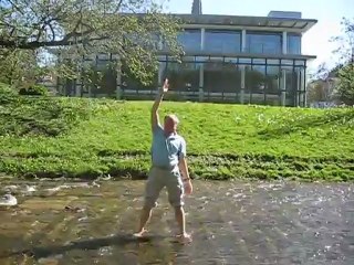 Trikonasana, das Yoga-Dreieck, im Fluss