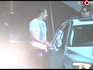 Salman plays a perfect host