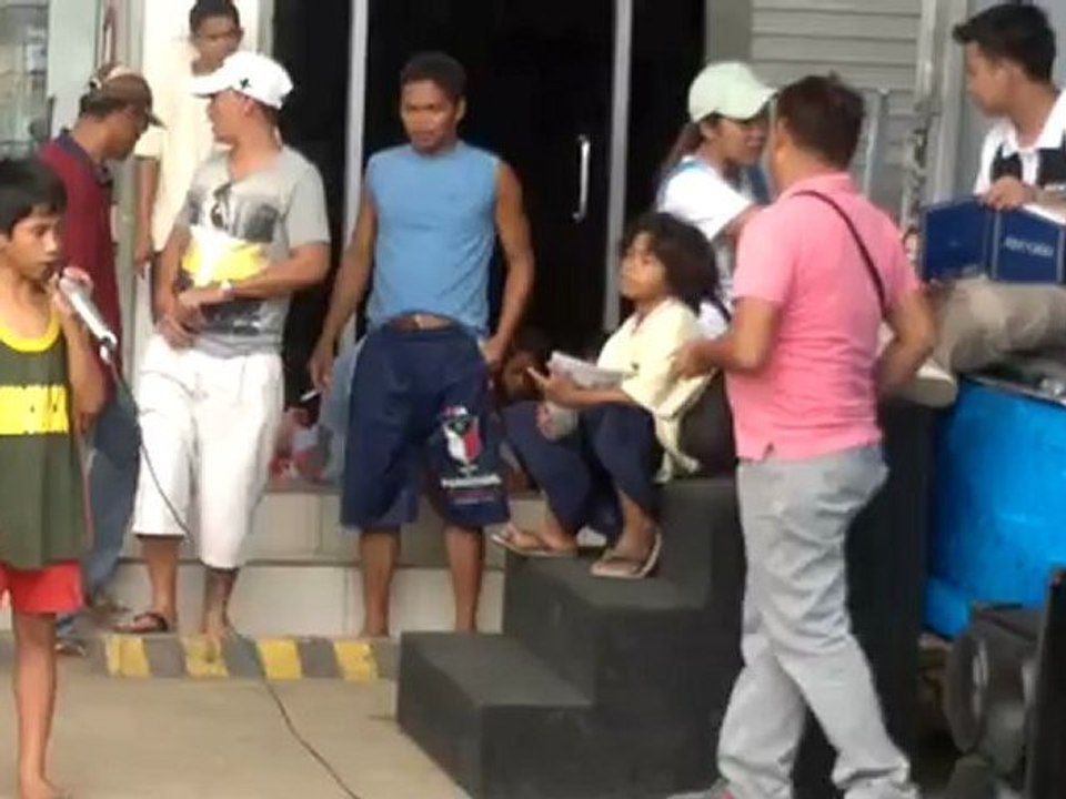 Criança sem abrigo encanta em karaoke de rua