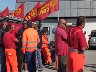 Dipendenti della Valtellina presidio davanti all'azienda