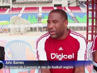 L'ancienne star de foot John Barnes entraîne des jeunes Birmans