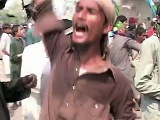 Manifestantes incendeiam cinemas no Paquistão