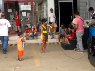 Enfant chante "I will always love you" de Whitney Houston aux Philippines