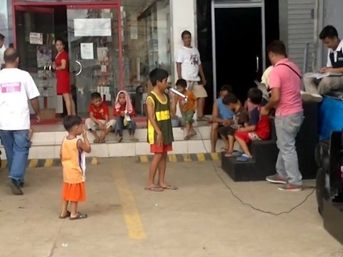 Enfant chante I will always love you de Whitney Houston aux Philippines