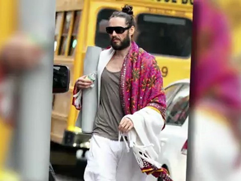 Russell brand und die yoga mädchen