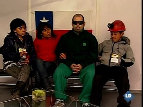 Uno de los mineros chilenos da gracias por haber podido sobrevivir