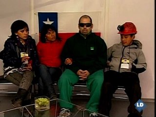 Uno de los mineros chilenos da gracias por haber podido sobrevivir