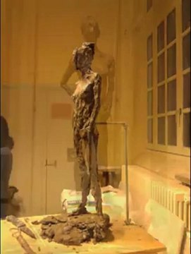 Modelage boulettes de terre Femme debout une sculpture en argile