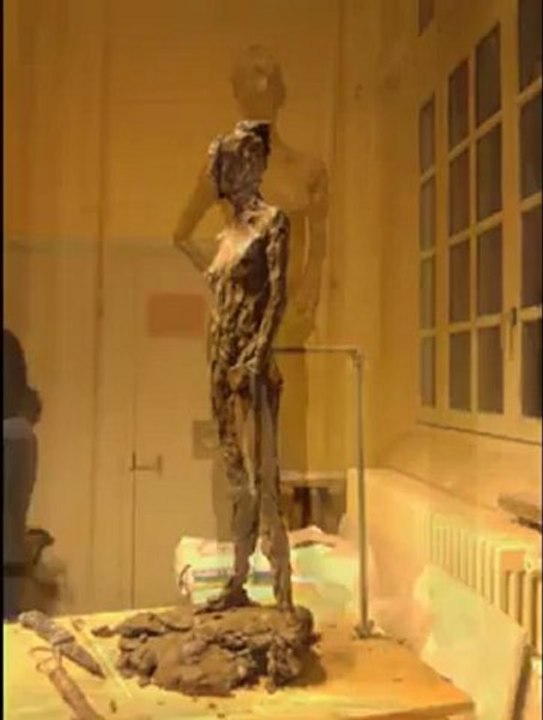 Modelage boulettes de terre Femme debout une sculpture en argile