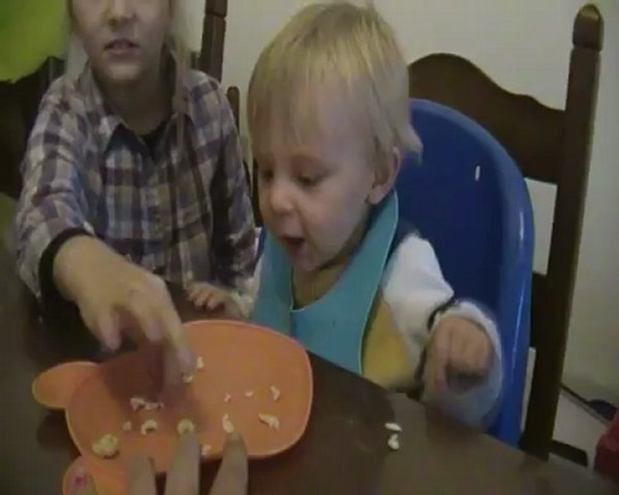 louka mange comme nous lol