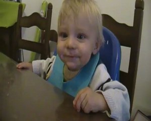 louka qui mange une fraise tagada lol