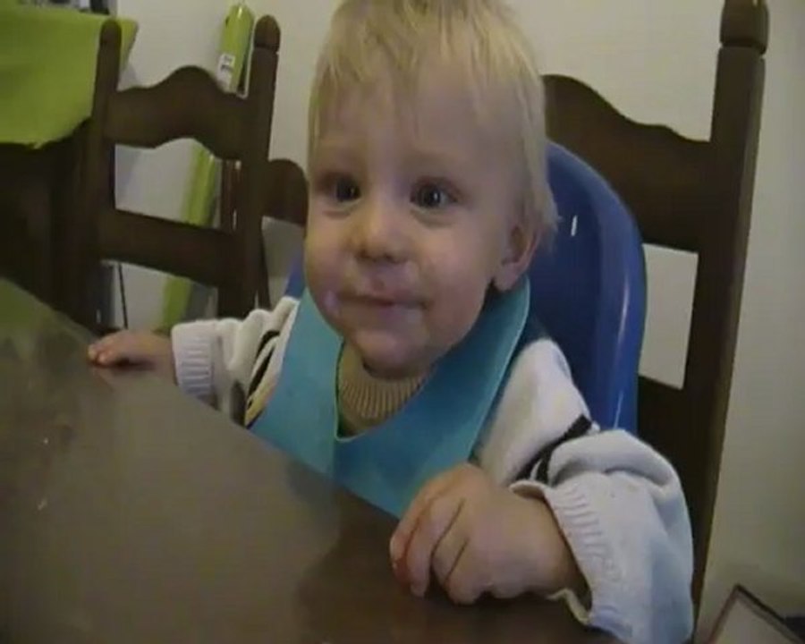 louka qui mange une fraise tagada lol