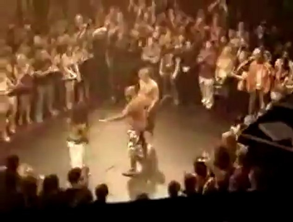 Idiot_gets_OWNED_for_showing_off_before_a_fight.failed-conv