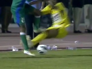 Un énorme tacle assassin !