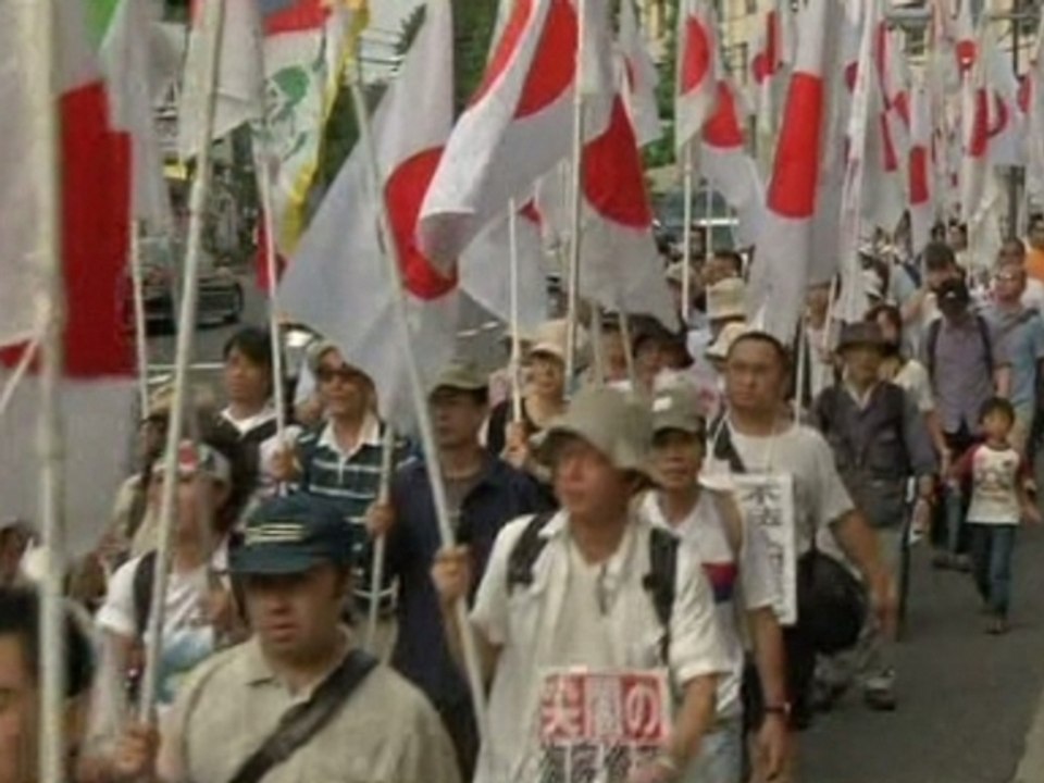 Hundreds protest in Tokyo