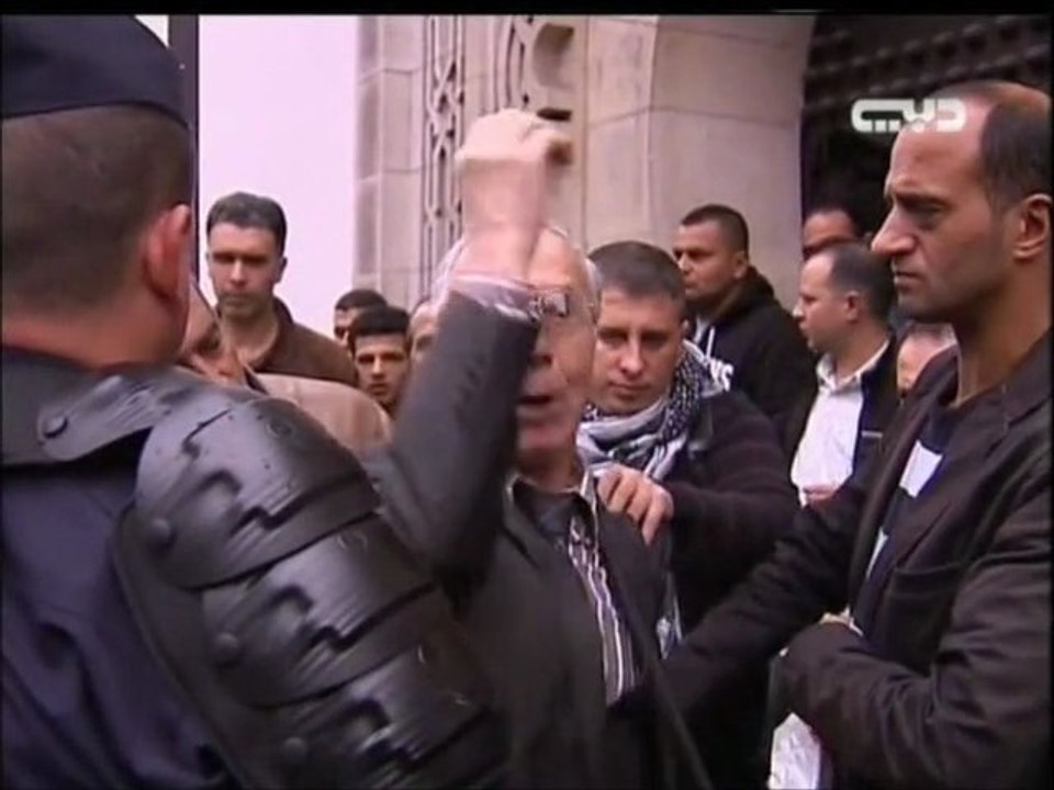 الشرطة الفرنسية تحاصر المصلين داخل المساجد