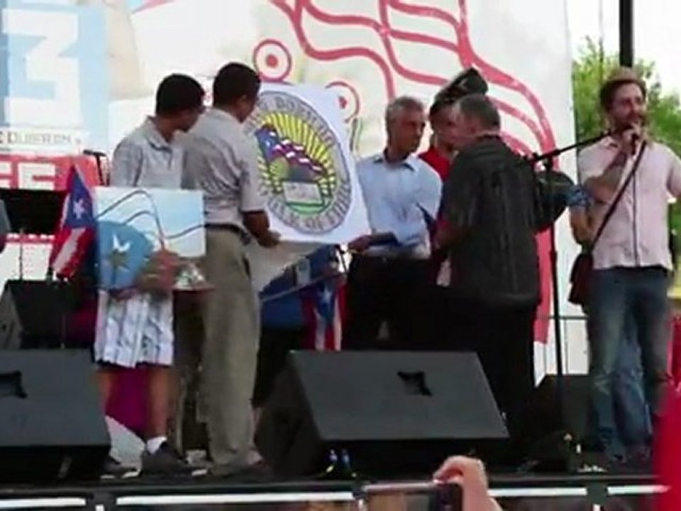 Calle 13 reafirma compromiso con Oscar al recibir medalla
