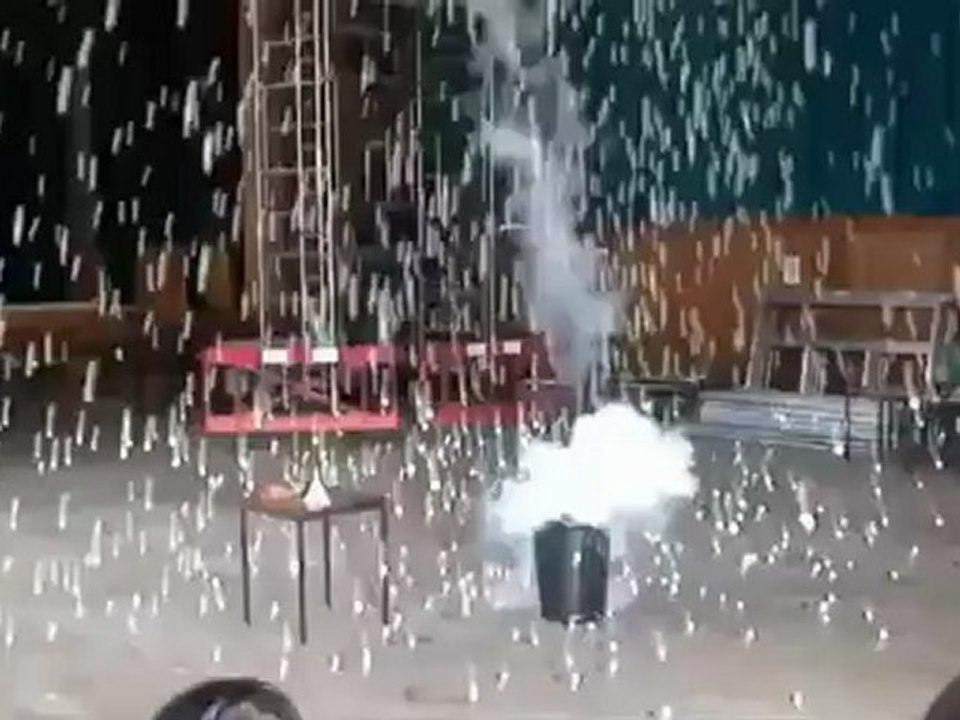 Reaction chimique: 1500 balles de ping pong + Azote