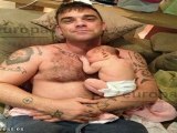 Robbie Williams presenta a su hija 'Teddy'