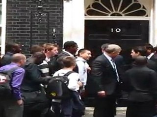 Cesc Fábregas con jóvenes de una ONG británica, a las puertas de Downing Street